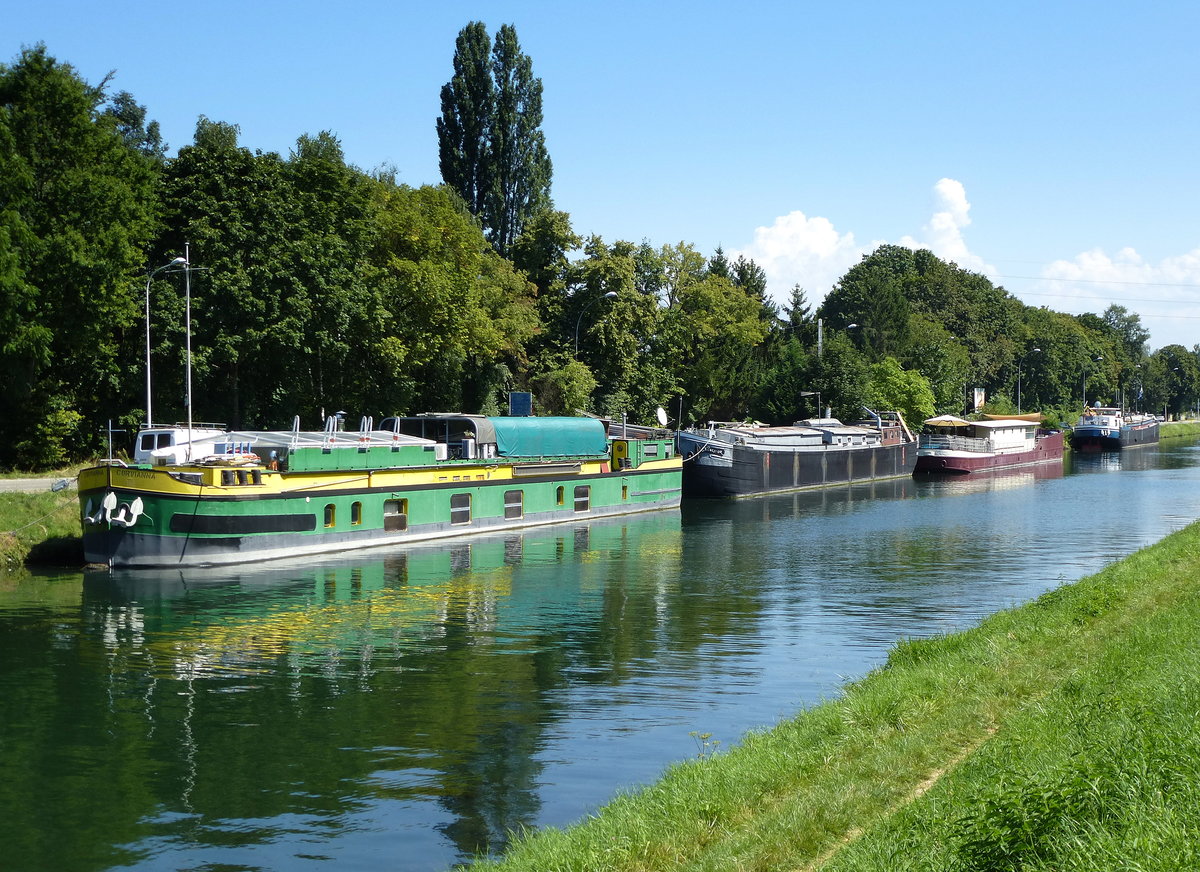 umgebaute ehemalige Frachtschiffe liegen als Hausboote festgemacht am Rhein-Marne-Kanal in Straburg, Aug.2016