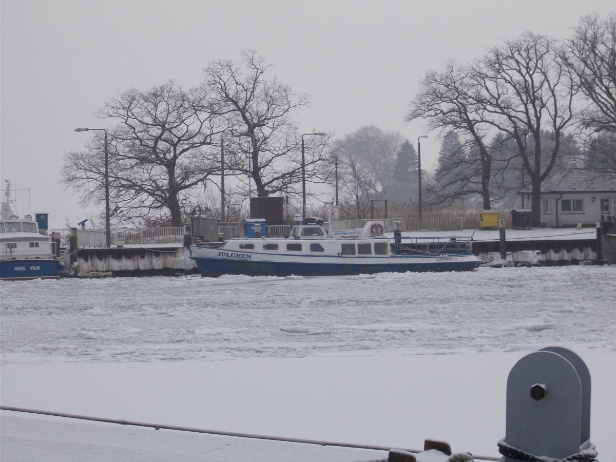 Umringt von Eismassen lag  JULCHEN ,am 17.Januar 2016 im Heimathafen Lauterbach.