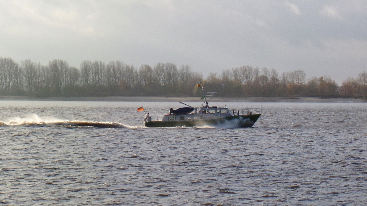 unbekanntes Zollboot auf der Unterelbe vor Wedel am 12.11.2015
