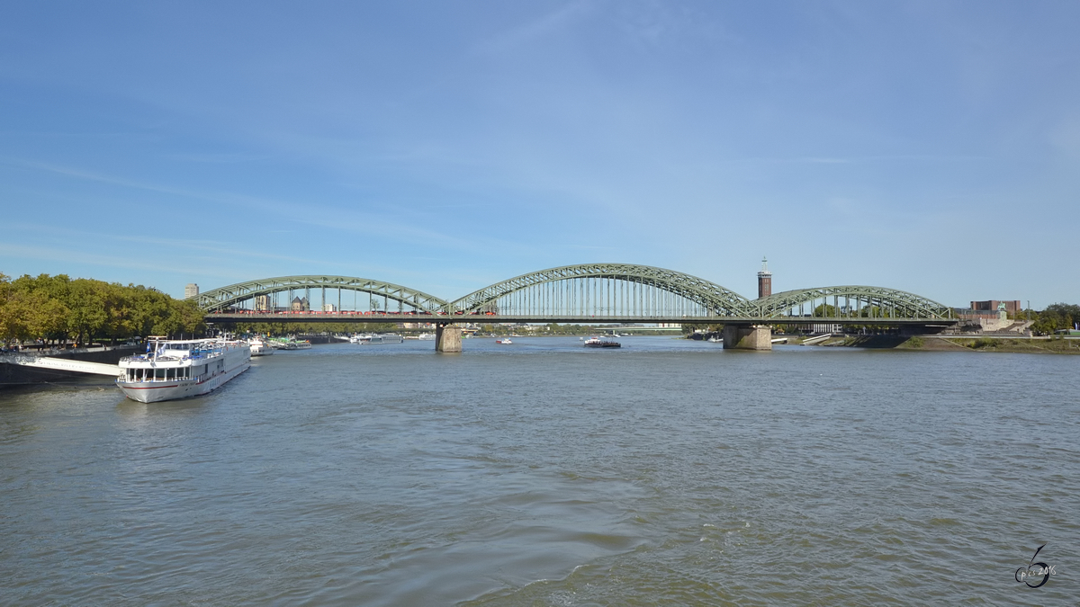 Unterwegs auf dem Rhein, im Blick die Hohenzollernbrücke in Köln (Oktober 2011)