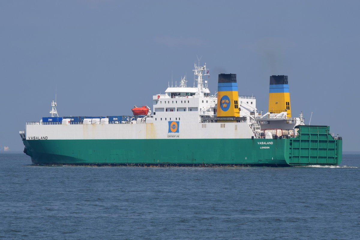 VASALAND , Ro-Ro Cargo , IMO 8222111 , Baujahr 1984 , 155m × 25.15m , bei der Alten Liebe Cuxhaven am 04.09.2018