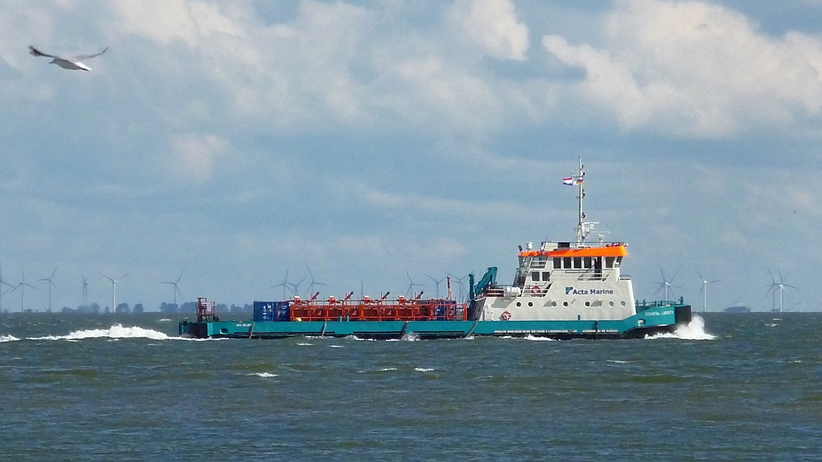Versorgungsschiff  Coastal Liberty  der Acta Marine vor Cuxhaven, 10.9.2015 