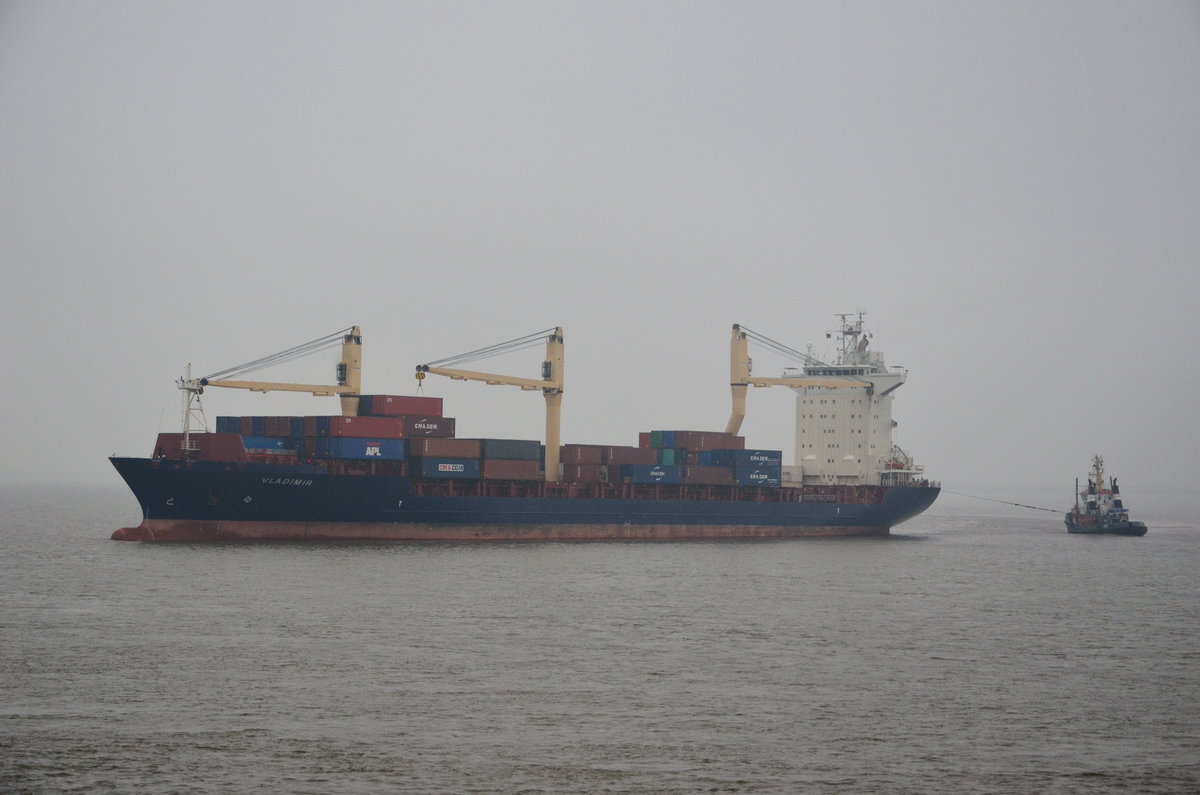 Vladimir, Containerschiff mit Schlepper Wolf / Bremen hinten im Schlepptau. Heimathafen Limasol, an der Schleuseneinfahrt in Brunsbttel Richtung Kiel am 30.09.17.