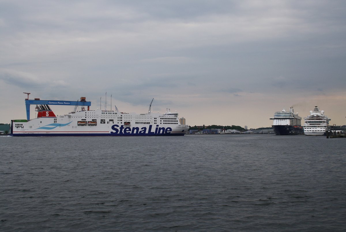 Während die Mein Schiff 4 und AIDAvita noch fest vertäut am Ostseekai liegen, verlässt die Stena Scandinavica Kiel in Richtung Göteborg. (21.5.2016)