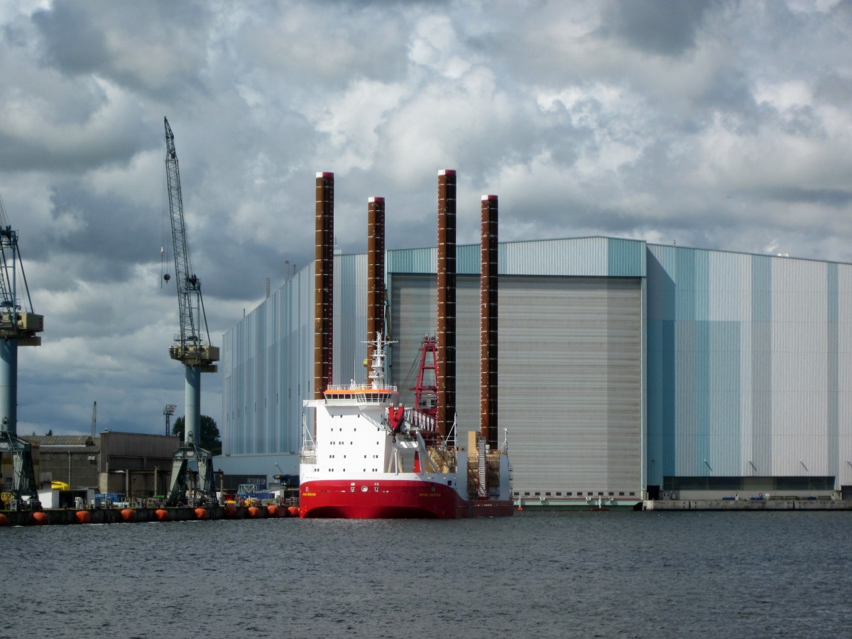 Wind Server , IMO 9670793 , Heimathafen Aarhus/Dänemark , liegt am 14.06.2014 im Hafen Wismar. Dort wurden mit einem Spezialkran die 4 Stelzen in einem Stück eingebaut. Diese werden zum Fixieren auf dem Meeresgrund beim Aufstellen von Windkraftanlagen benötigt. 
