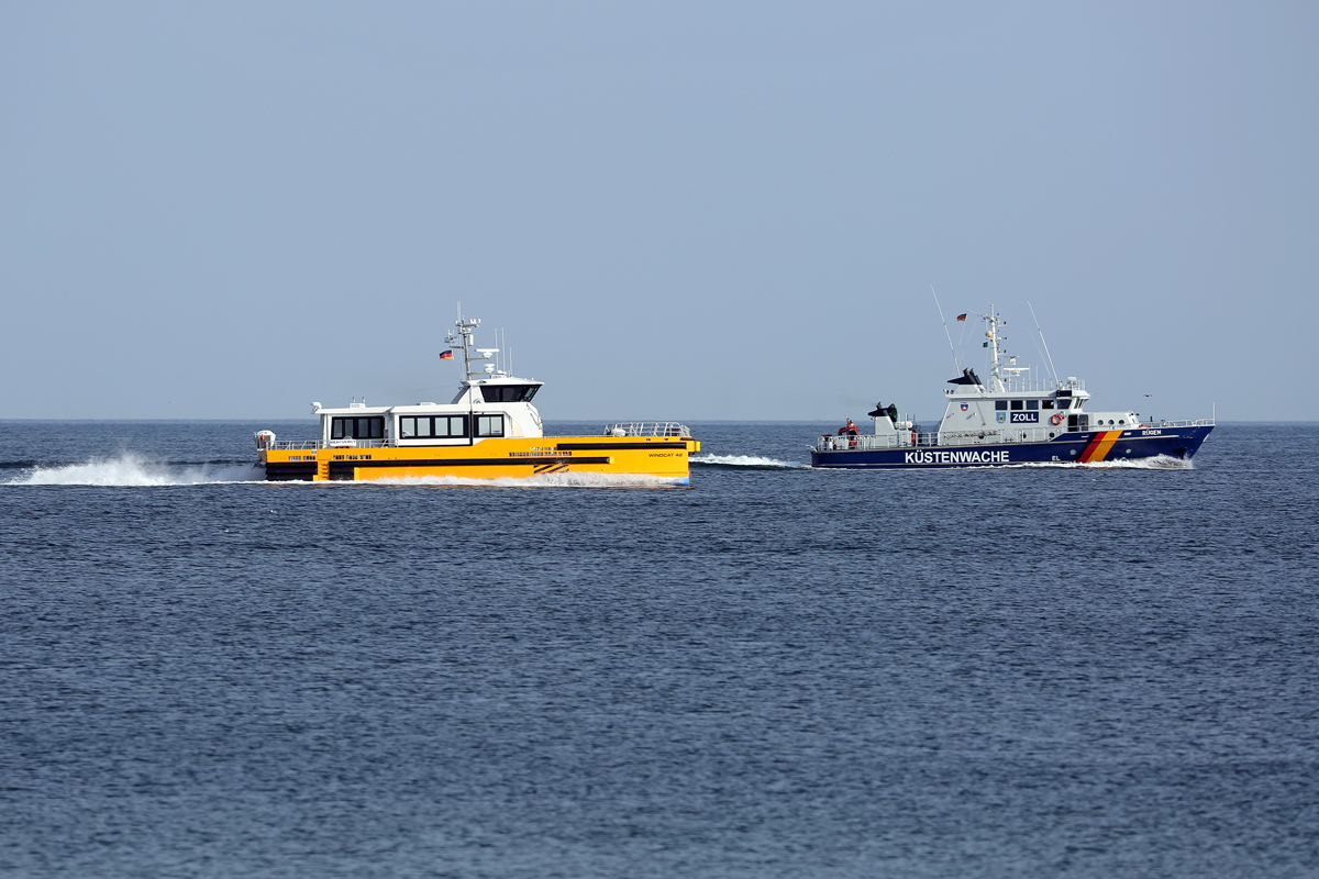 WINDCAT 42 und das Zollboot RÜGEN  vor Rügens Kreideküste. - 21.07.2018