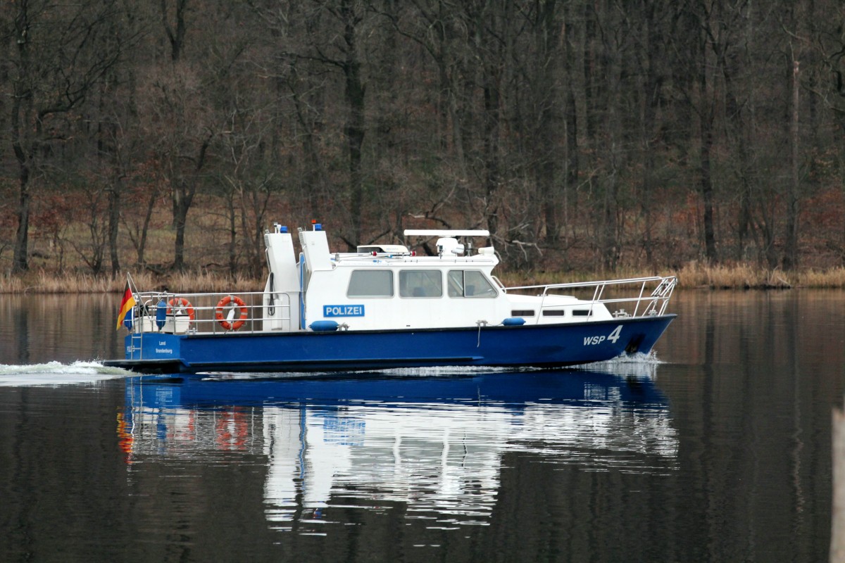 WSP 4 der Wasserschutzpolizei Brandenburg am 07.12.2015 vom Krampnitzsee kommend in den Jungfernsee Einfahrend.