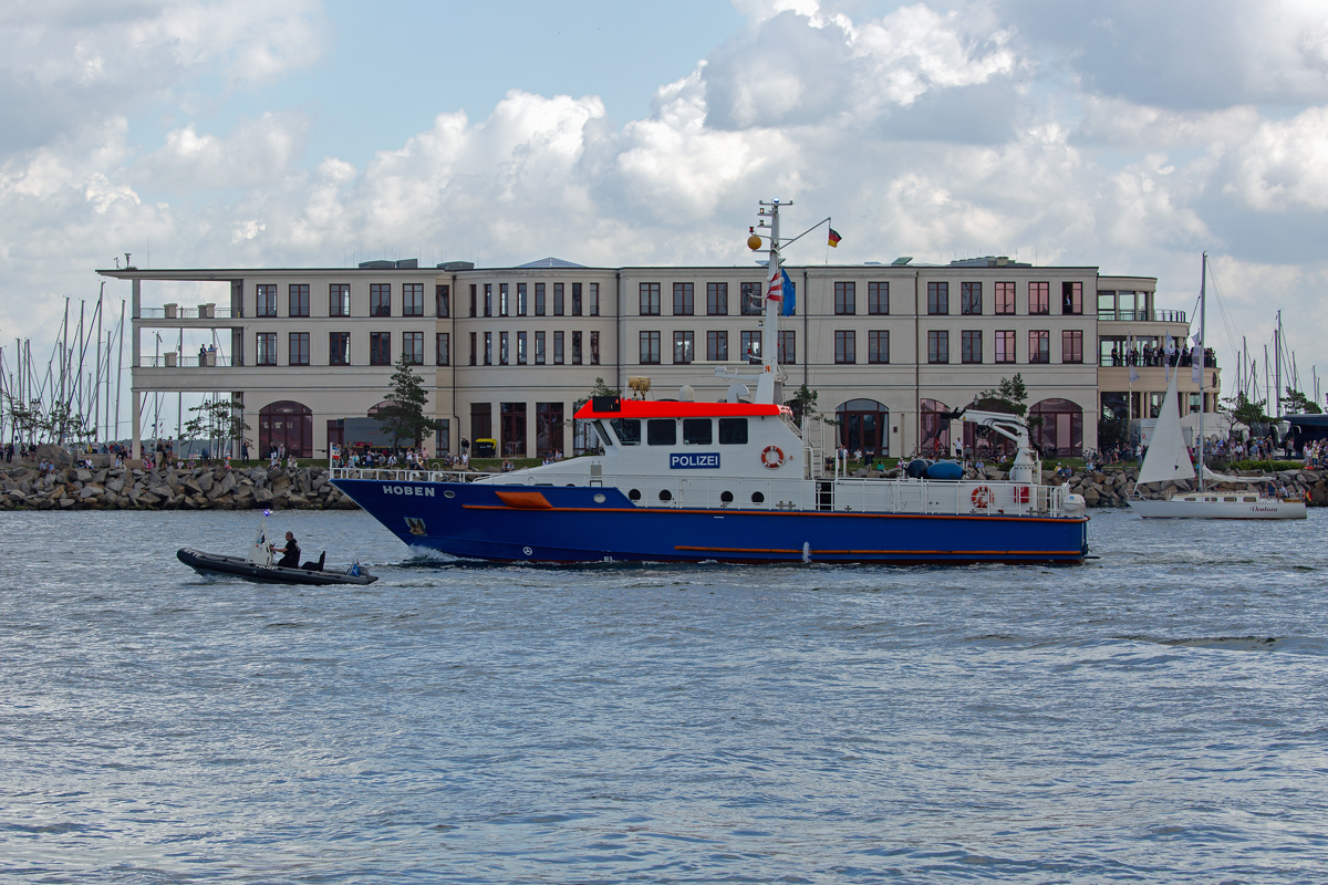 WSP-Boot HOBEN aus Wismar in Begleitung des Polizeischlauchboots MV 11 auf der Warnow. - 10.08.2019