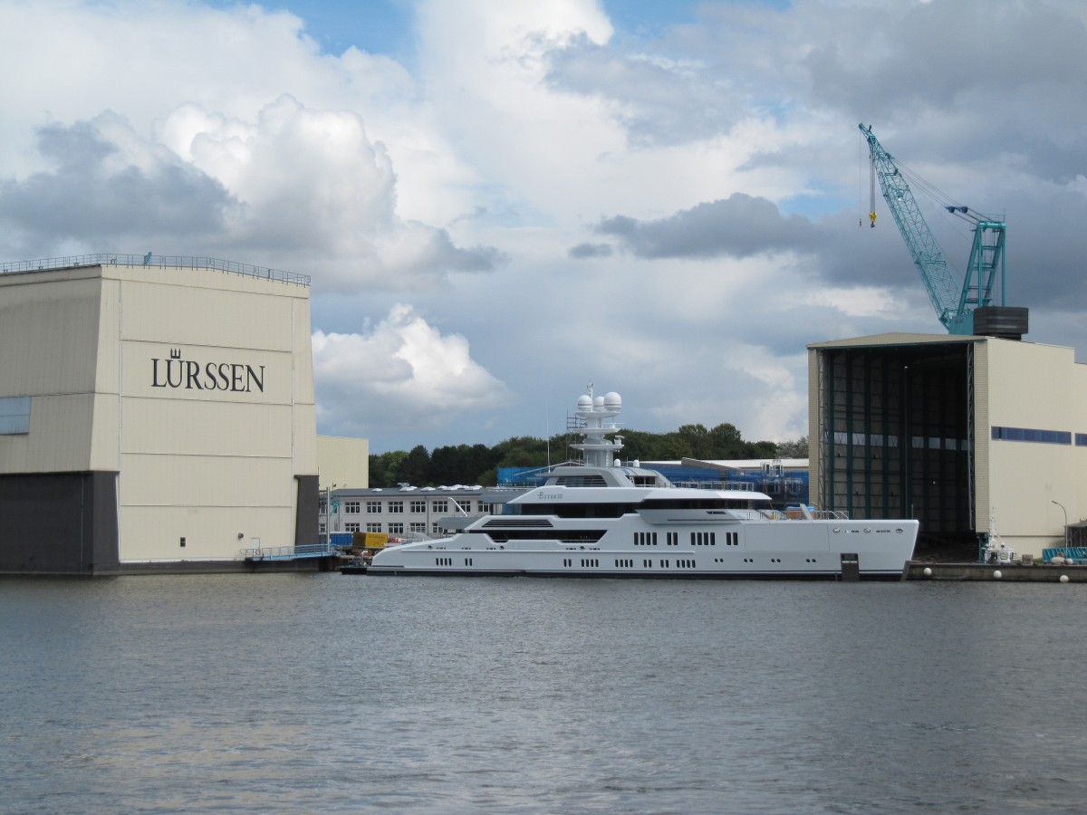 Yacht Ester III liegt am 15.08.2014 bei der Lürssen-Werft in Rendsburg 