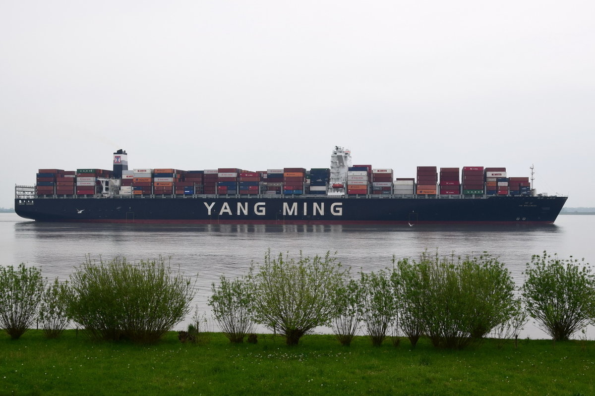 YM WELLNESS , Containerschiff , IMO 9704623 , Baujahr 2015 , 13800 TEU , 368 x 51m , 12.05.2017  Grünendeich
    