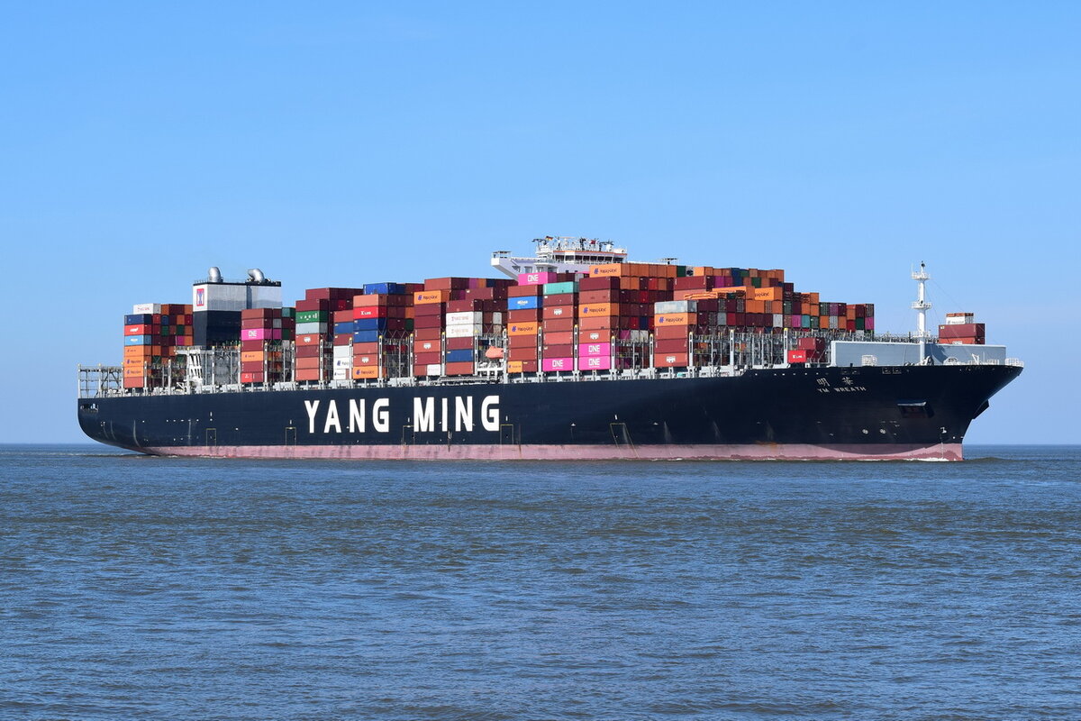 YM WREATH , Containeraschiff , IMO 9708473 , 368 x 51 m , Baujahr 2017 , 13800 TEU , 18.04.2022 , Cuxhaven