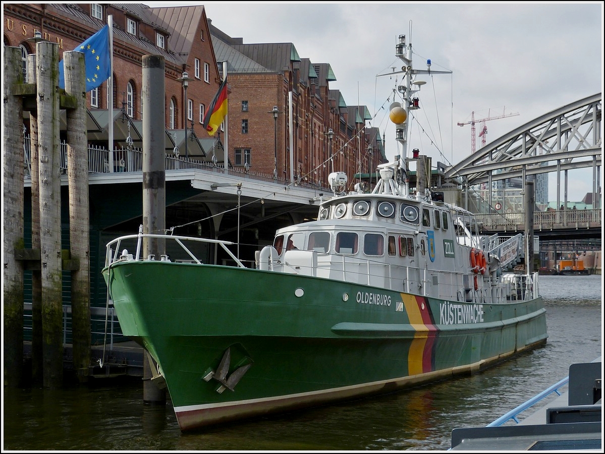 Zoll- Museumsboot Oldenburg, liegeplatz in der Speicherstadt in Hamburg, Bj 1976 in der Burmester Werft in Bremen, Auerdienst seit 2005, L 28 m, B 4.83 m, Antrieb 2 x 8 Zyl. MTU Diesel  8V331 TC 81  a 900 PS, max gesch. 43 km/h (23 Kn) , Aufgenommen am 17.09.2013.
