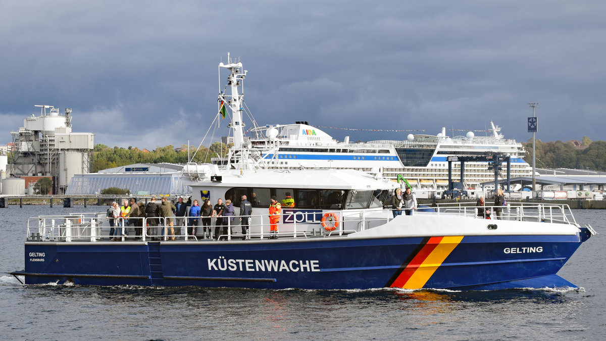 Zollboot GELTING am 3.10.2019 auf der Kieler Förde. Im Hintergrund die AIDAbella