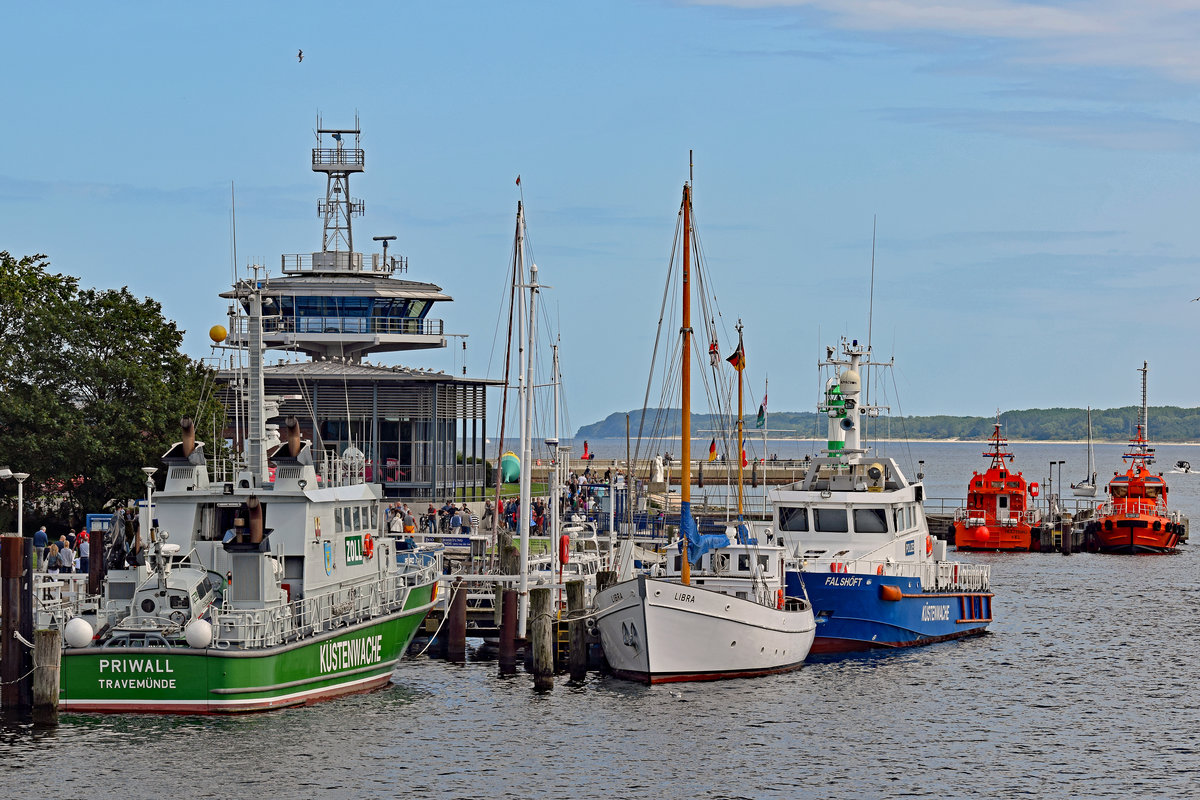 Zollboot PRIWALL wartet im Hafen von Lübeck-Travemünde auf den nächsten Einsatz. Ferner im Bild (Aufnahme vom 13.08.2017): LIBRA, FALSHÖFT (Wasserschutzpolizeiboot) und die Lotenversetzboote HOLTENAU und TRAVEMÜNDE