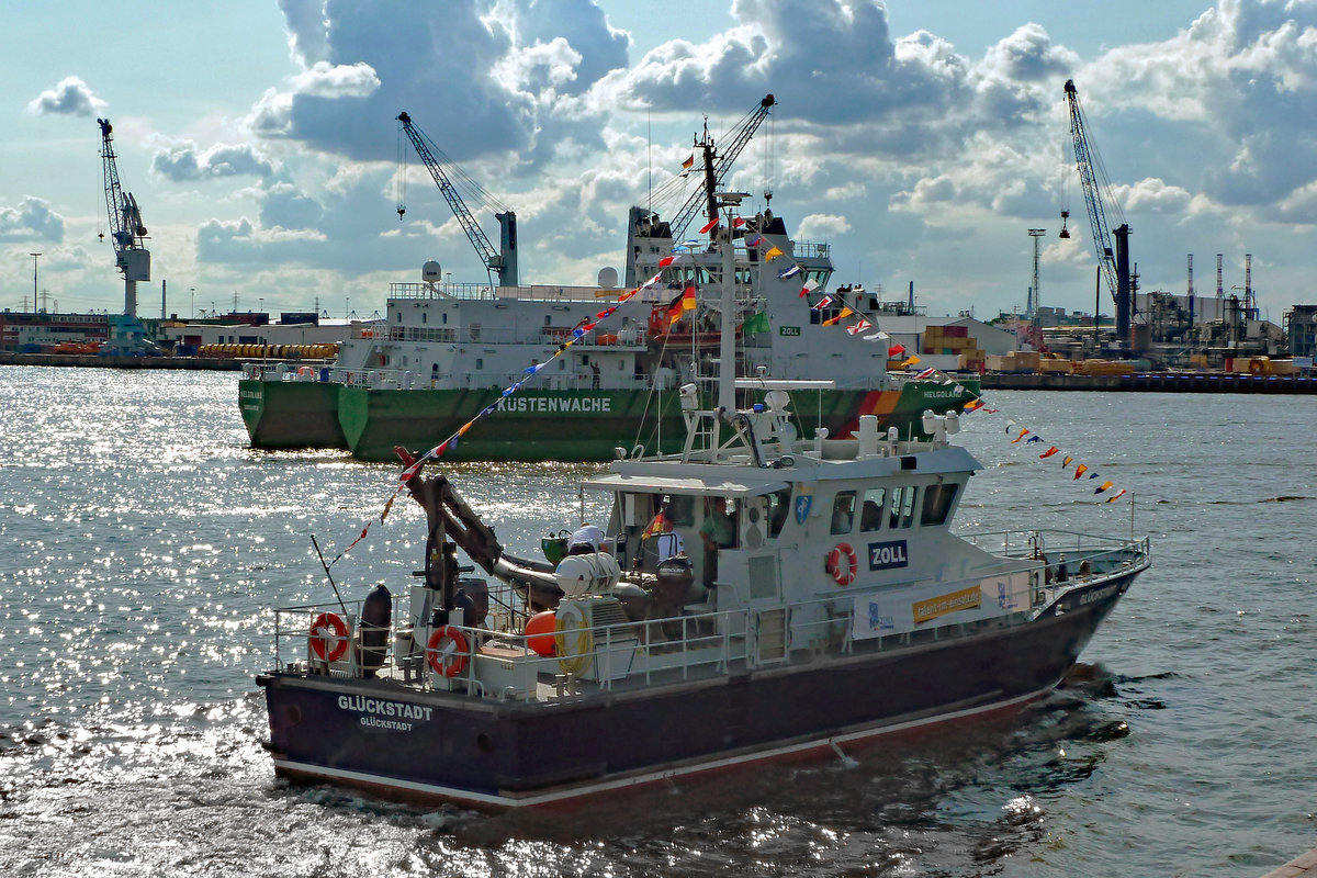 Zollboote GLÜCKSTADT und HELGOLAND im Hafen von Hamburg. 02.09.2017