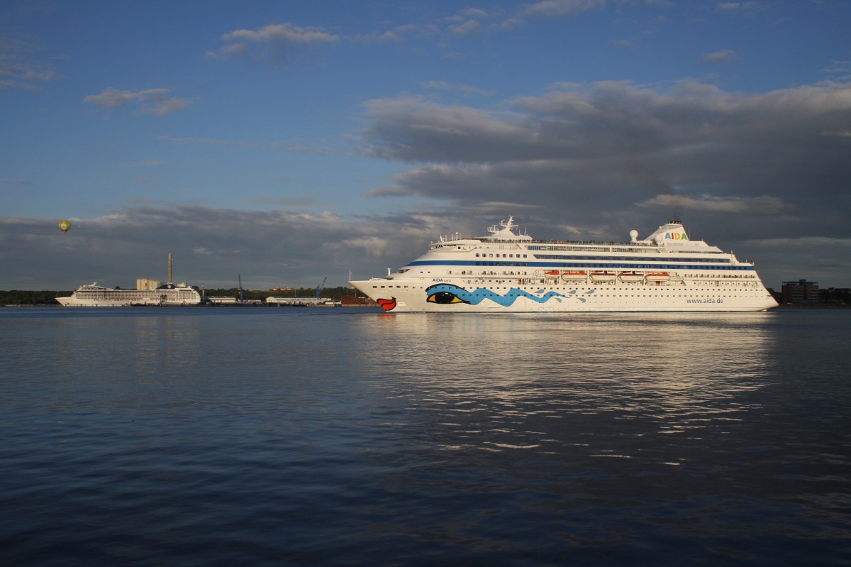 Zusammen mit AIDAcara verlässt auch die MSC Orchestra am 19.9.2015 den Hafen von Kiel.