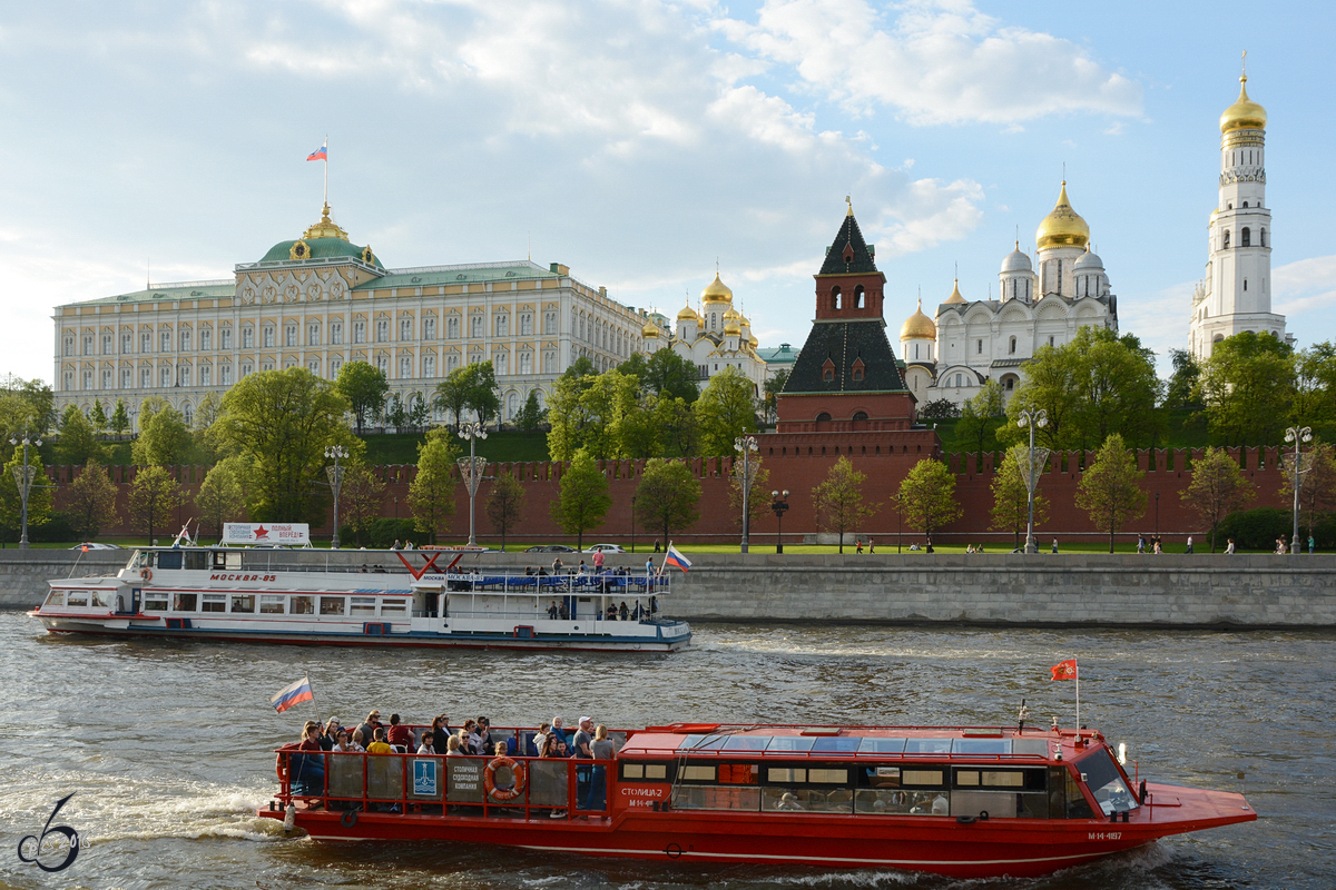 Zwei Fahrgastschiffe, u.a. die Moskva-85 im Mai 2016 vor dem Kreml in Moskau.