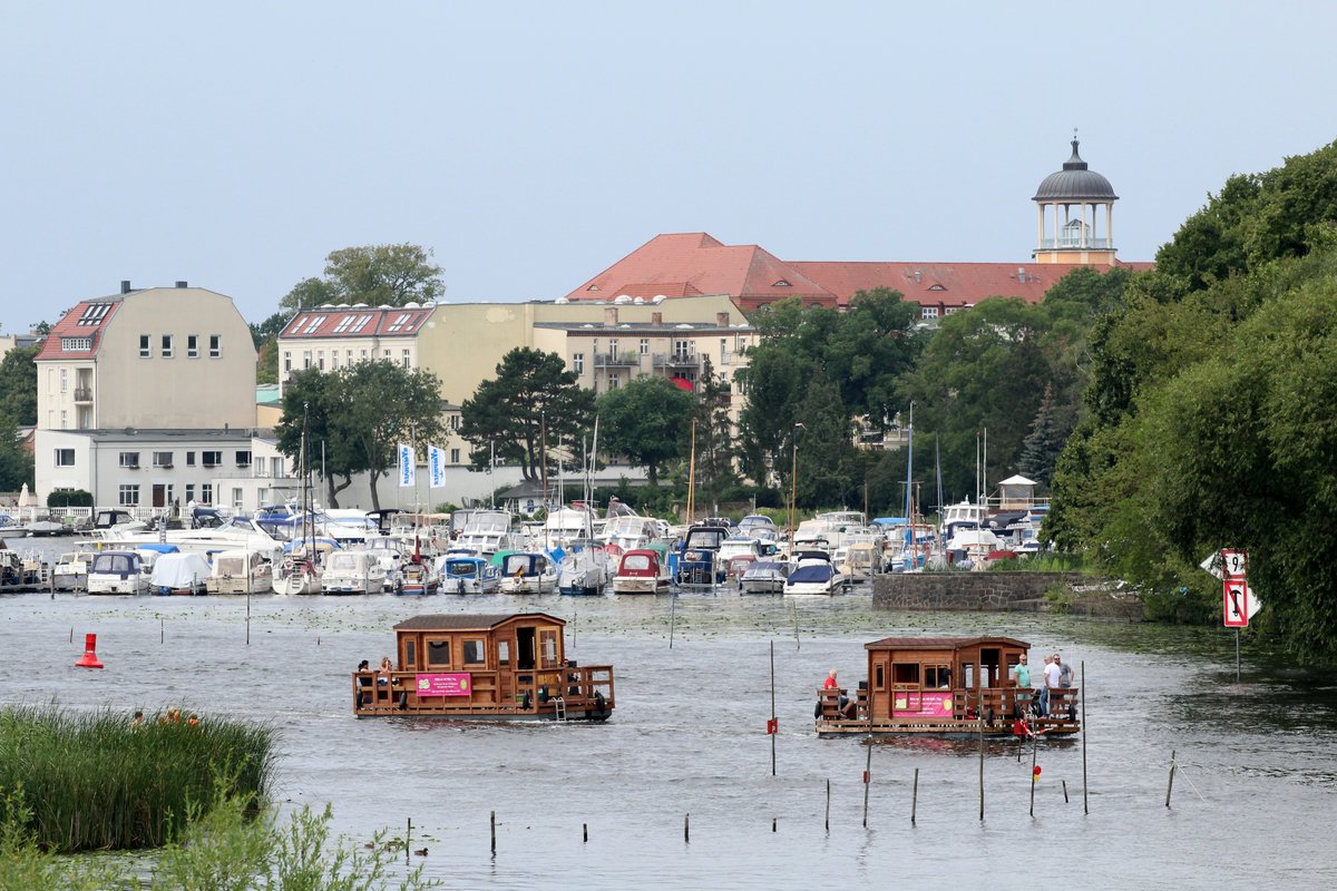 Zwei Miet-Hausboote am 27.07.2017 auf der Havel / Babelsberger Enge zu Berg unterwegs.