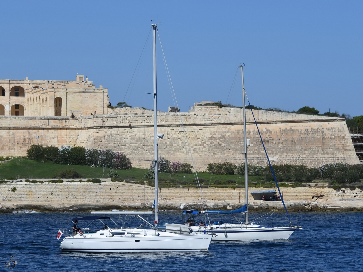 Zwei Segelyachten im Marsamxett Hafen. (Valletta, Oktober 2017) 