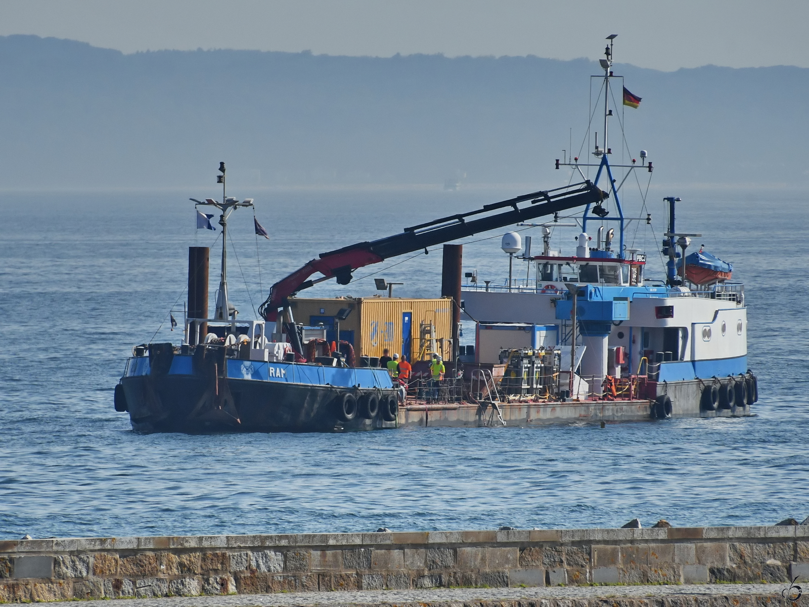 Das Arbeitsschiff RAM (IMO: 8937259) wird aktuell in Sassnitzer Hafennähe eingesetzt. (August 2023)