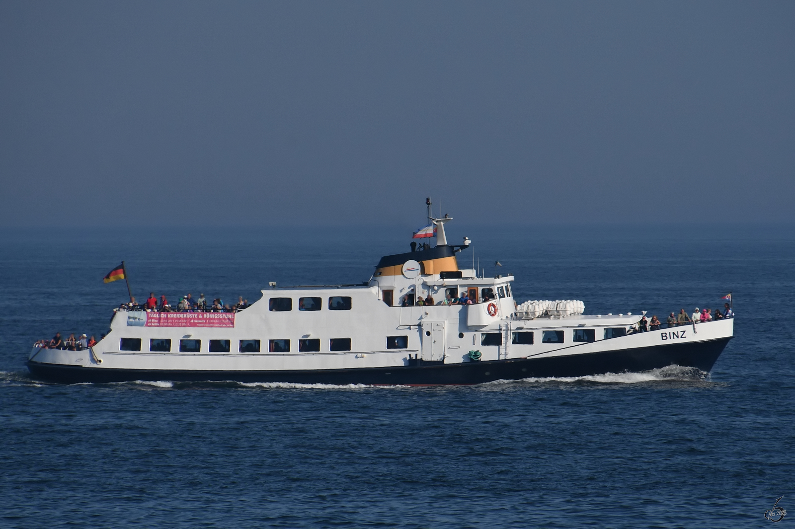 Das Fahrgastschiff BINZ (IMO: 6801822) ist auf der Ostsee unterwegs. (Sassnitz, August 2023)