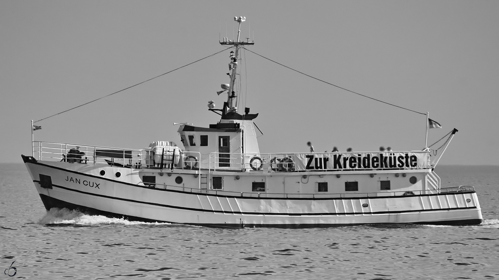 Das Fahrgastschiff JAN CUX (IMO: 8657055) bringt einige Interessierte zu den Kreidefelsen auf Rügen. (Sassnitz, August 2023)