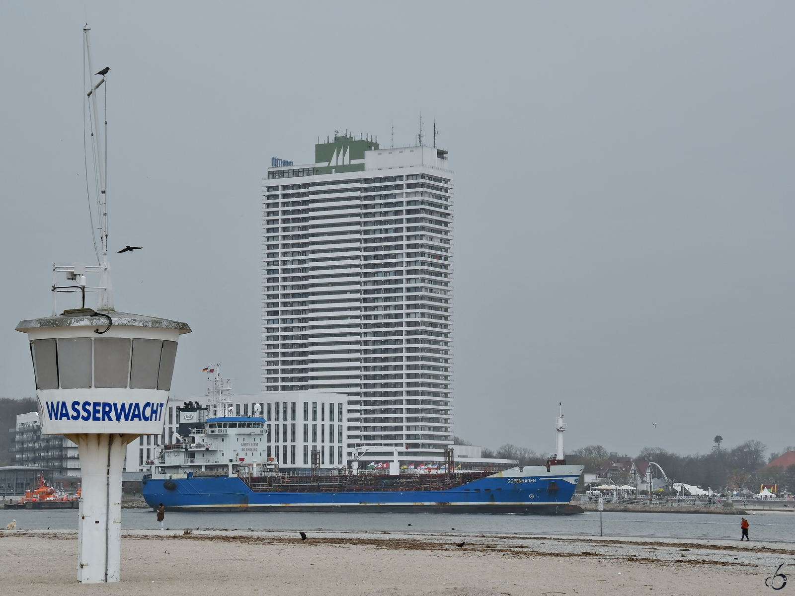 Das Tankschiff COPENHAGEN (IMO: 9327487) verlässt auf dem Weg in die Ostsee den Hafen von Travemünde. (März 2024)