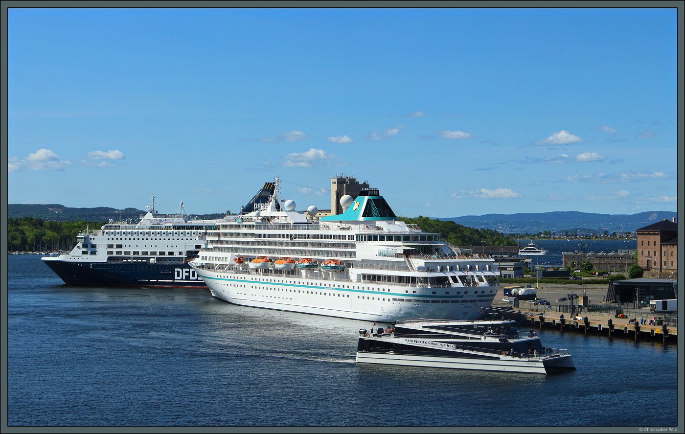 Der Elektro-Katamaran  Legacy of the Fjords  kommt am 28.05.2023 von einer Tour durch den Oslofjord zurück zum Anleger im Stadtzentrum von Oslo. Dahinter warten das Kreuzfahrtschiff Amera und die Fähre Pearl Serways auf die Gäste. 