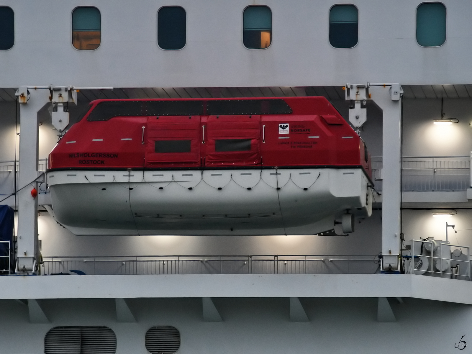 Dieses Rettungsboot der NILS HOLGERSSON (IMO: 9865685) ist für 150 Personen ausgelegt. (Travemünde, Mai 2023)
