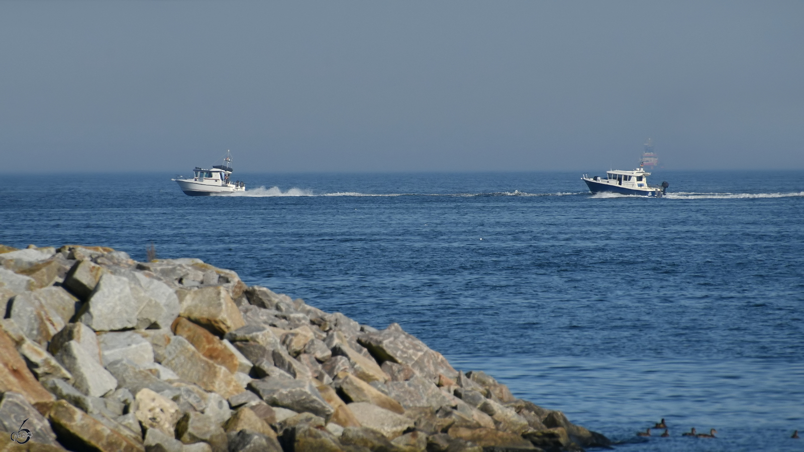 Mitte August 2023 waren diese beiden Motorboote bei Mukran auf der Ostsee unterwegs.