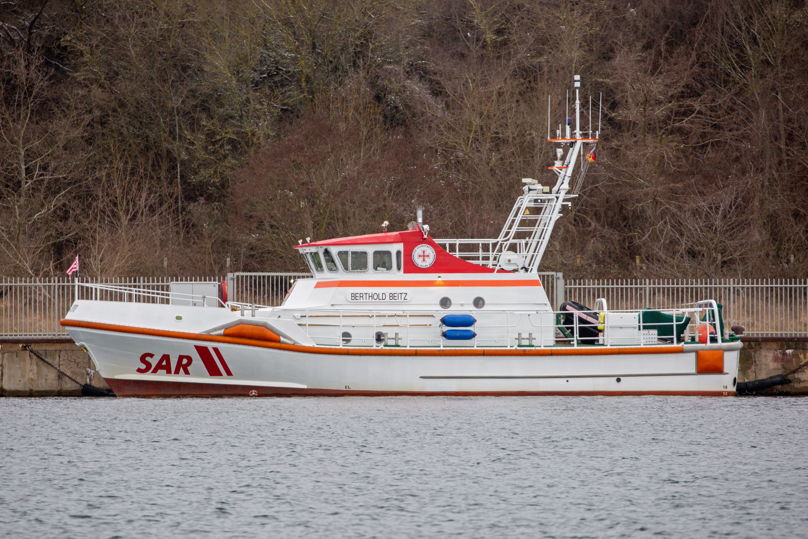 Seenotkreuzer BERTHOLD BEITZ von der Greifswalder Oie kommend, hier liegend im Sassnitzer Hafen. - 25.02.2023