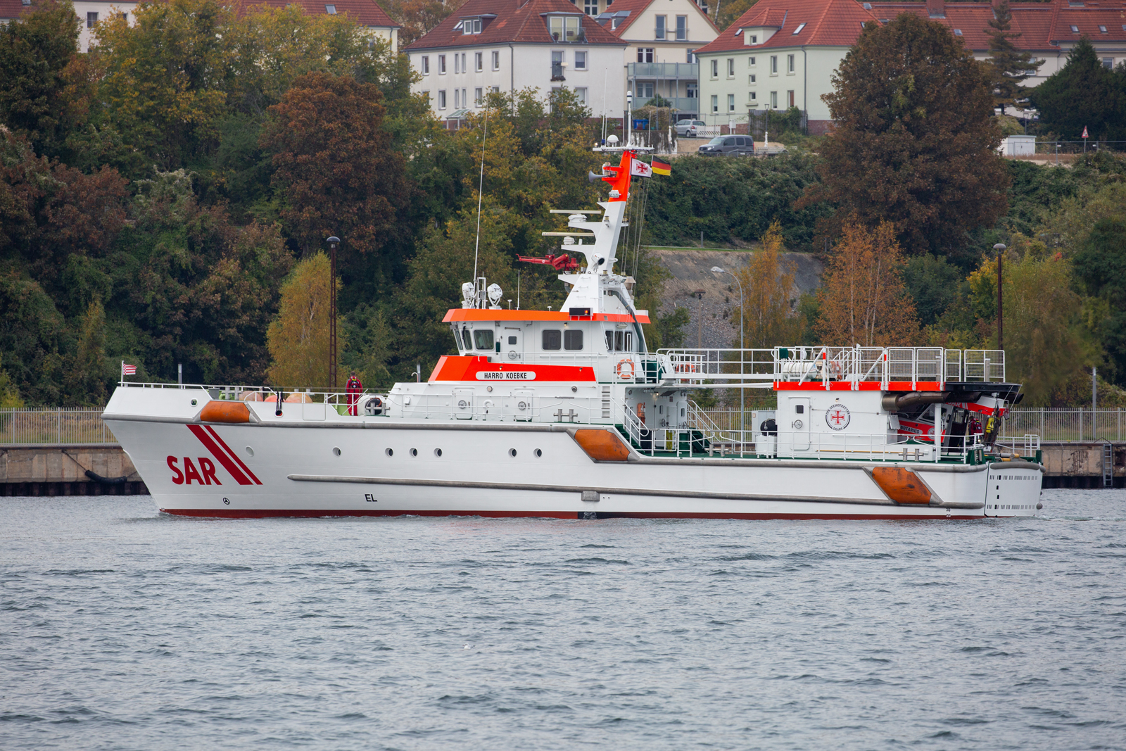 Seenotrettungskreuzer HARRO KOEBKE mit herbstlichem Hintergrund im Hafen von Sassnitz. - 13.10.2022  