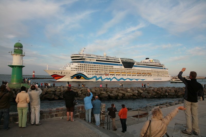AIDA bella bei der Ausfahrt aus dem Hafen von Warnemnde am 23.05.2008
