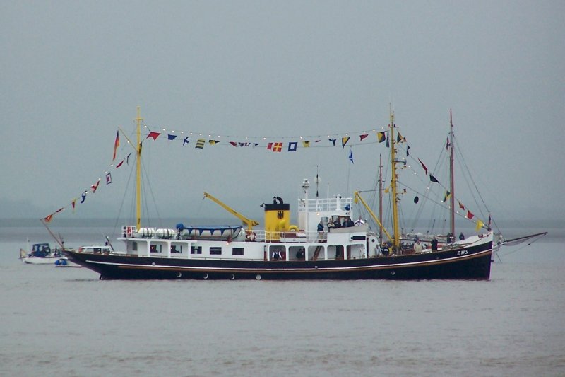 Als Ergnzung zum Bild von Helmut, hier die  EMS  mit Flaggenschmuck bei der Sail 2005 in Bremerhaven. Leider war es damals sehr verregnet und bewlkt.