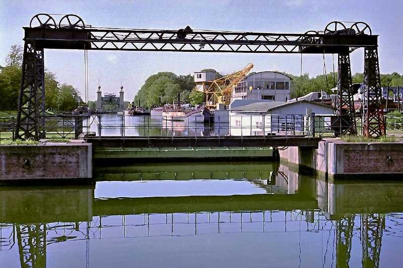 Altes Hebewerk Henrichenburg: eine historische Hubbrcke schliet den Museumsbereich im Oberwasser gegen den Dortmund-Ems-Kanal ab (20. September 2006).