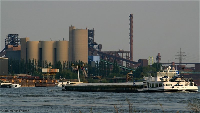 Am 03.05.2008 auf dem Rhein bei Duisburg-Walsum - Gtermotorschiff  Govert Sr.  (Werkendam/N), Europanummer 2327617, Lnge 110 m, Breite 11,45 m.