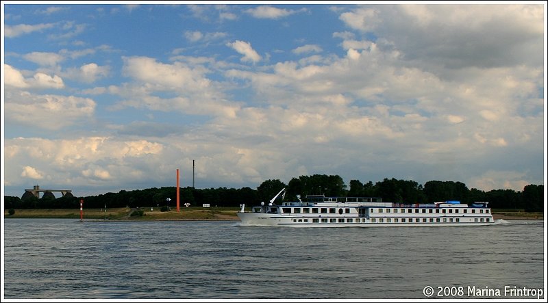 Am 28.06.08 passierte das Passagierschiff Olympia (Schweiz/Reederei Nicko Tours) auf der Route  Rhein-Duett  den Rhein-Kilometer 780 und die Ruhrmndung bei Duisburg. Lnge 88 m, Breite 10 m, Passagiere 96, Crew 23.
