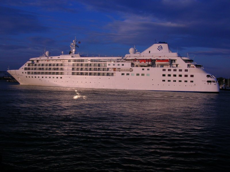 Am frhen Morgen des 16.09.2006 (ca. 6.30 Uhr) schiebt sich die MS Silver Cloud ruhig durch den Seekanal von Rostock-Warnemnde.