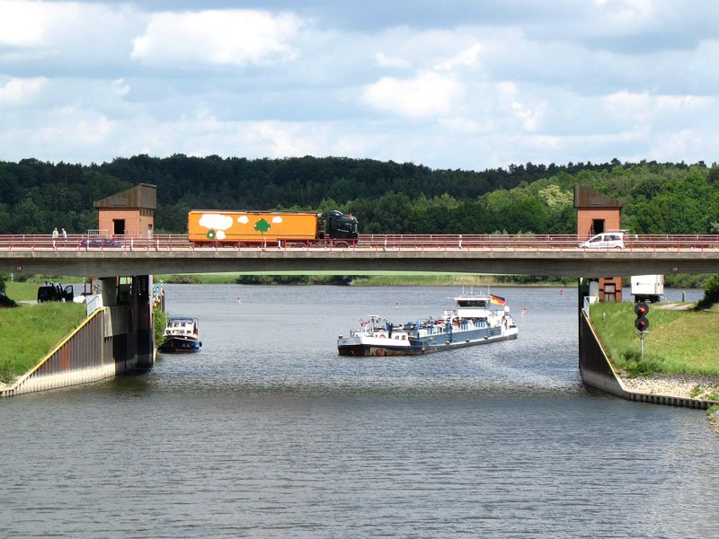 Am Hochwasserschutztor Artlenburg kommt von der Elbe in den Elbe-Seitenkanal das Tankschiff ALNA; 18.05.2009
