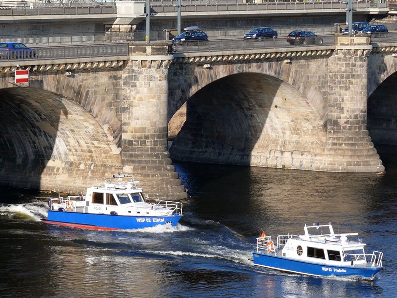 Auch die Wasserschutzpolizei war mit mehreren Booten prsent bei dem gigantischen Polizeieinsatz zur Sicherung der Demo und der Gegendemo am 13. Februar 2009 in Dresden. Hier auf der Elbe an der Marienbrcke die Boote WSP 02 Elbtal und WSP 03 Prienitz.
