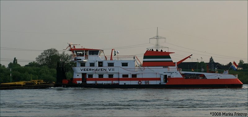 Auf dem Rhein bei Duisburg - Die  Veerhaven VII - Walrus  (Rotterdam/N) Europanummer 2319631, Lnge: 39,92 m, Breite: 14,94 m, Leistung 3x1800 pk MaK gehrt zur ThyssenKrupp Veerhaven Schubfahrt-Reederei. 