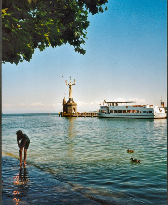 Ausflugsschiff Bodensee an der Hafenausfahrt von Konstanz, Sommer 1999, der Bodensee hat extrem hohen Wasserstand, das Ufer ist teilweise berflutet.