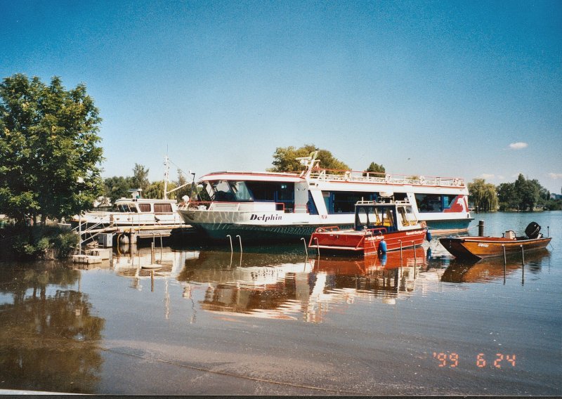 Ausflugsschiff DELPHIN an der Anlegestelle Kreuzlingen (Schweiz). Das Ufer ist wegen Hochwasser z.T. berflutet. Aufnahme Sommer 1999