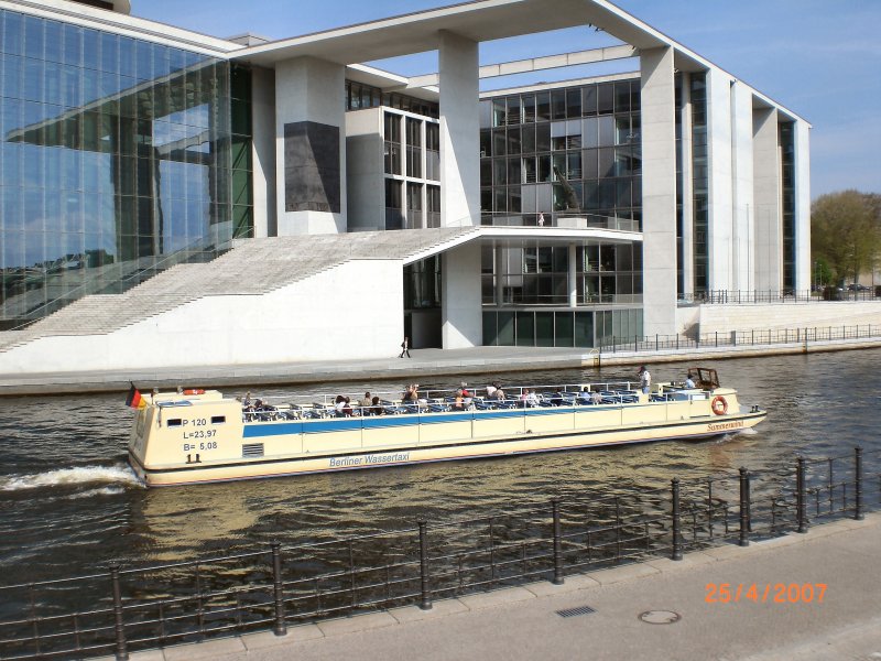 Ausflugsschiff Summerwind (Berliner Wassertaxi) auf der Spree im Regierungsviertel, Sommer 2007