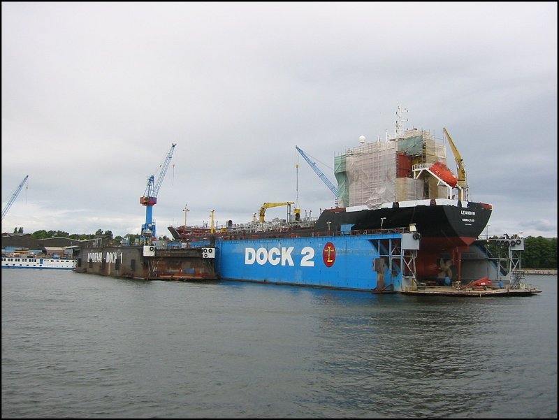 Bei einer Hafenrundfahrt in Kiel kam es auch zu einer Vorbeifahrt an der Lindenau-Werft. In Dock 2 war die Leander mit Heimathafen Gibraltar zum Umbau oder berholung eingedockt. (Juli 2005)
