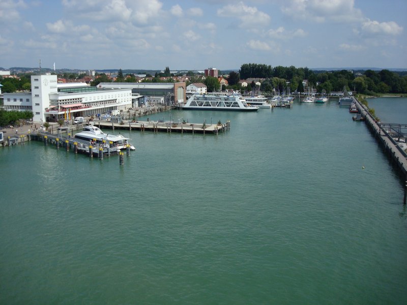Blick auf den Bodenseehafen in Friedrichshafen
mit Katamaran Ferdinand  und Fhrschiff Euregia ,
Aug.2008