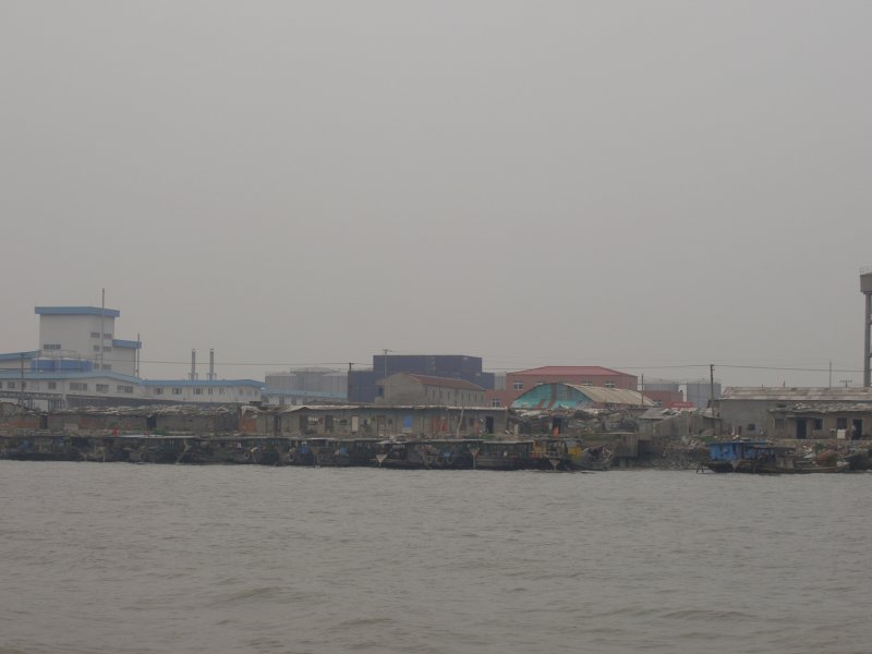 Blick auf eine Hausboot-Siedlung am Rand von Shanghai.
Shanghai am 3. Juni 2006,