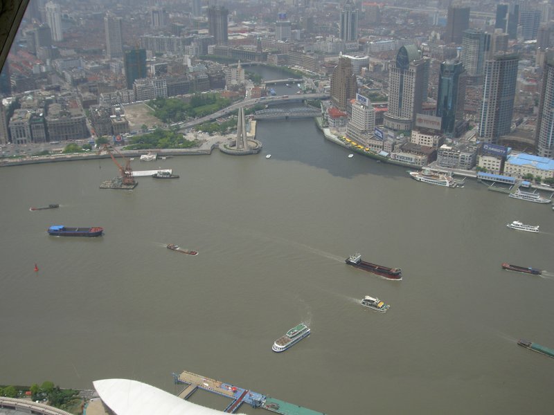 Blick vom Oriental tower ber den Huangpu in Richtung Bund am 20.05.2006. Der mndende Fluss msste der Shouzu Creek sein.