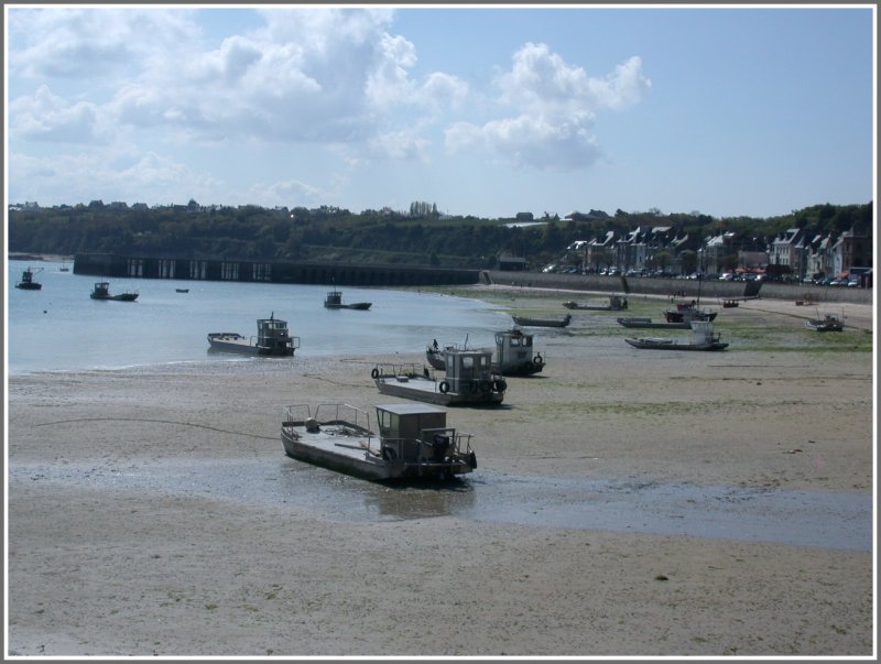 Boote der Austernzchter bei Ebbe im Hafen von La Houle/Cancale in der Bretagne. (15.04.2005)