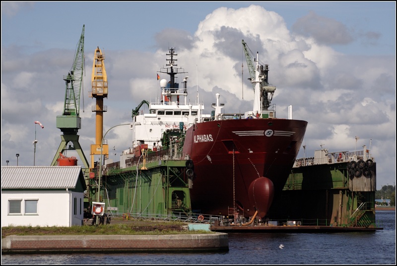 Der 1996 gebaute LPG Tanker ALPHAGAS (IMO 9130456) im Schwimmdock
